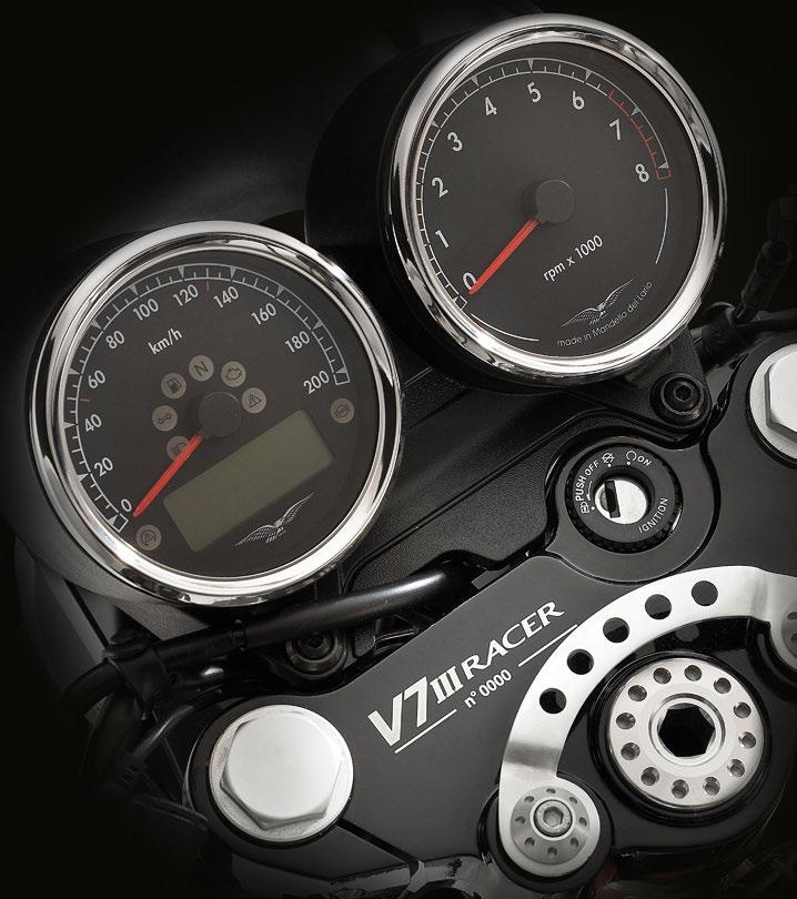 ISTINTO RACING Prodotta in edizione numerata, nel solco della tradizione racing del marchio dell aquila, V7 III Racer è una vera fuoriserie con un incredibile attenzione ai dettagli.