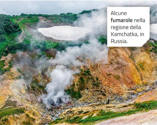 Le fumarole sono emissioni di colore biancastro costituite da vapore acqueo e