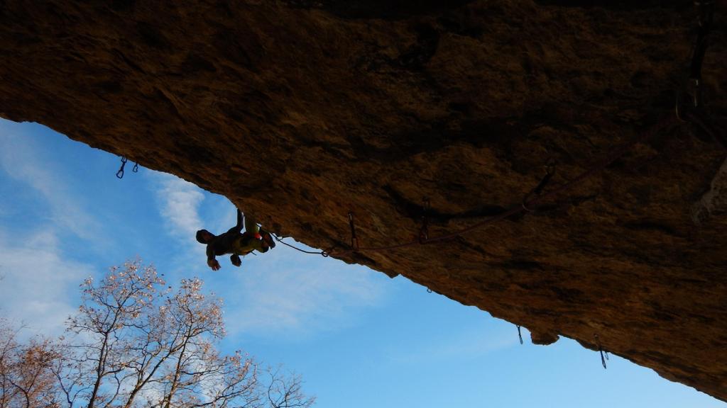 Arrampicare e potenzialmente pericoloso Frequentiamo ambienti con alcuni