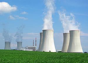 Cos è l energia nucleare? L'energia nucleare è una forma di energia derivata dalle reazioni nucleari e dalla forza nucleare che tiene insieme il nucleo atomico.