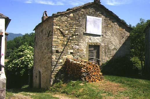 Il tessuto è caratterizzato inoltre dalla presenza di numerose aree libere, in parte a verde e in parte pavimentate, dove gli originari