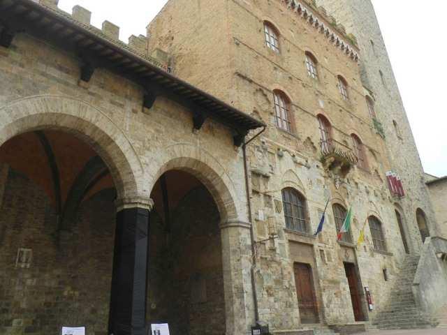 [ San Gimignano ] Oltre un milione di euro per 8 opere pubbliche nel 2... http://www.gonews.it/2016/01/05/san-gimignano-oltre-un-milione-di-e... 1 di 3 07/01/2016 7.