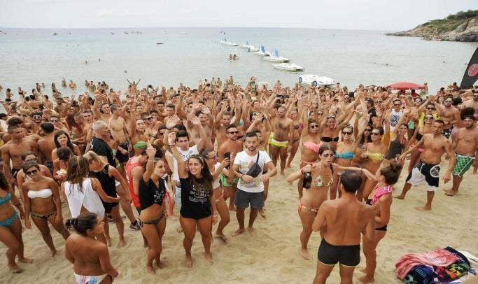 di giorno, con le loro meraviglie tra mare cristallino e spiagge incontaminate con sabbia bianca finissima e tenendoci compagnia la notte,