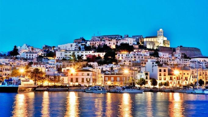 località di Cala Roig dove è possibile gustare un aperitivo al tramonto, e a Cala Bassa dove faremo l ultimo indimenticabile bagno