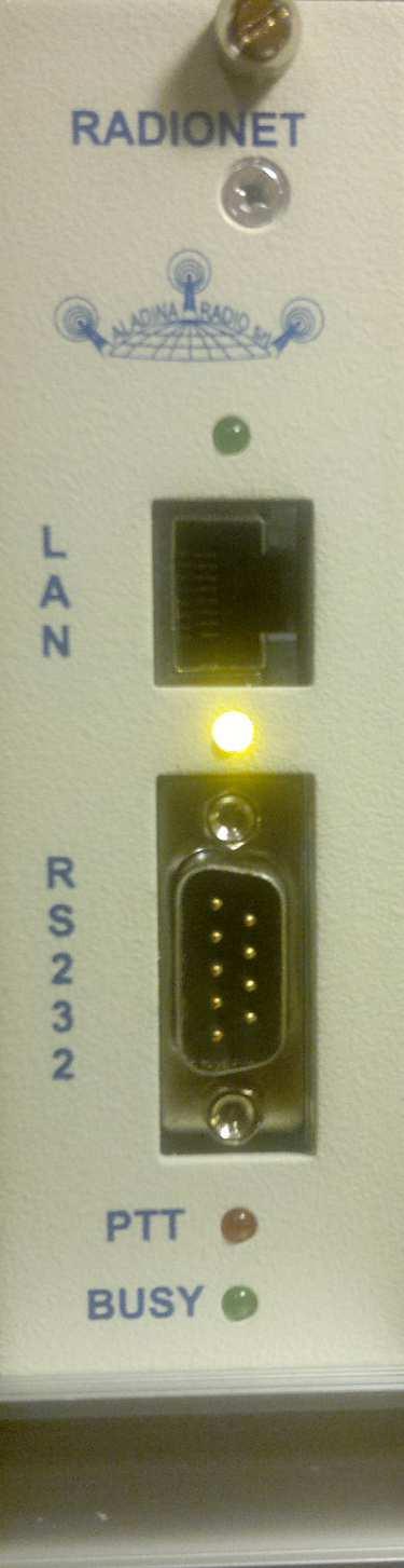 ESEMPI APPLICATIVI CONNESSIONI RADIONET SU RETE LOCALE (LAN) esempio di interconnessione consolle-ricetrasmettitore su rete locale Questo esempio, mostra un interfaccia RADIONET e tre consolle