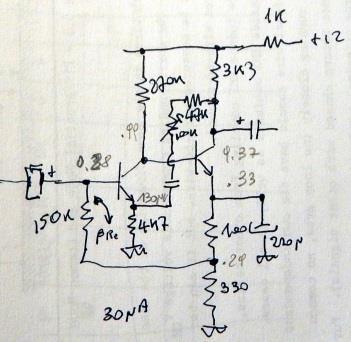 2 circa. Il transistor non consuma il segnale cosicché ai capi di R 4k7 o in base c è la stessa tensione, misurato! La sonda dell oscilloscopio la metto al punto IN dove il segnale è 9.