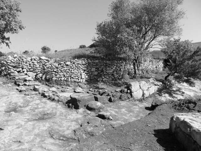 Un complesso ipogeo nell agro di Romana (SS) 2695 Fig. 5: Area 3000, muri perimetrali e ingresso all edificio rettangolare.