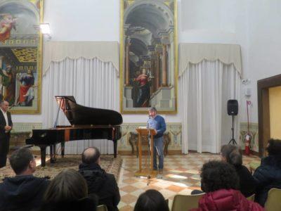 Riflessioni in musica sulla vita di Maria con brani di Chopin e Liszt e testi di Erri De Luca, Ermes Ronchi, Carlo Carretto, Teresa di Lisieux, Giovanni Paolo II, Carlo Maria Martini e Chiara Lubich.