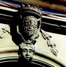 giurista. Il portale del 1845 (fig. 10) è in pietra locale, con delicati elementi decorativi.
