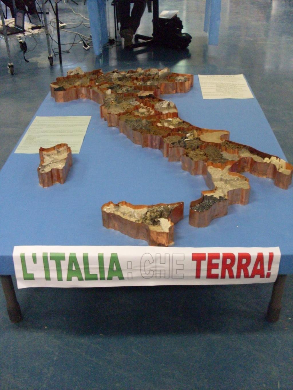Le terre d Italia Modello in rame e alluminio dell Italia riempito con terre, sabbie o rocce arrivate da tutte le