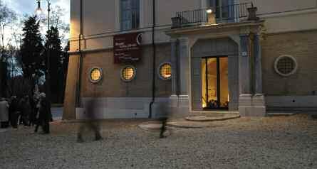 Oggi l edificio, debitamente restaurato, accoglie la collezione permanente di dipinti e sculture donate dall imprenditore italo-americano e collezionista d arte Carlo Bilotti