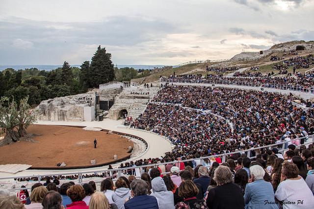 "Eracle" di Euripide. La tragedia, immersa nella magica atmosfera del teatro greco e abbellita da una suggestiva scenografia, è stata di grande impatto emotivo.