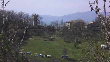 La chiesa attuale è dentro le mura del castello e conserva un fonte battesimale del 1662, tele del 600 e una Via Crucis in terracotta