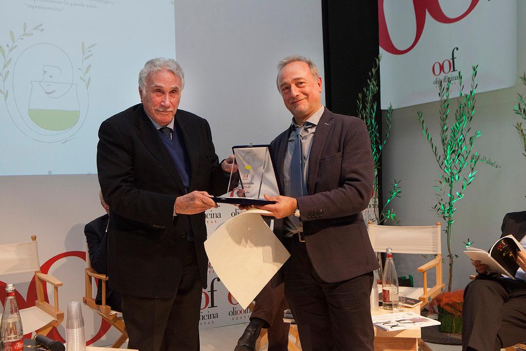 Angelo Godini riceve il premio dal direttore del Ceq Mauro Meloni Angelo Godini Maestro e punto di riferimento nel campo dell arboricoltura, ha formato generazioni di docenti e tecnici, indicando
