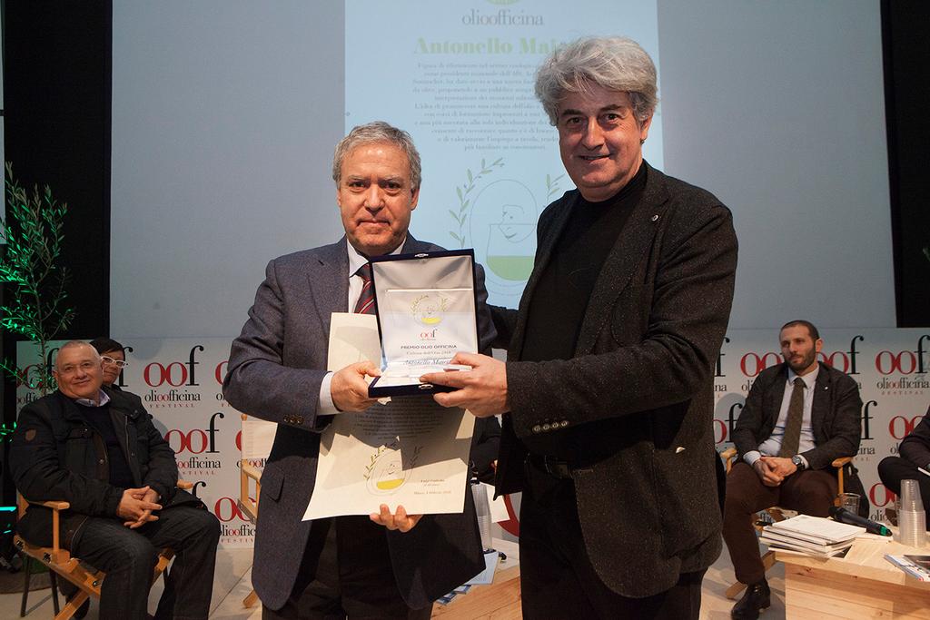 Antonello Maietta riceve il premio dal direttore di Olio Officina Luigi Caricato Antonello Maietta Figura di riferimento nel settore enologico per il suo impegno come presidente nazionale dell AIS,