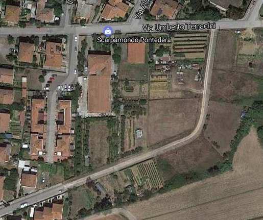 lungo una viabilità rurale di collegamento tra via Terracini e via Pinocchio.