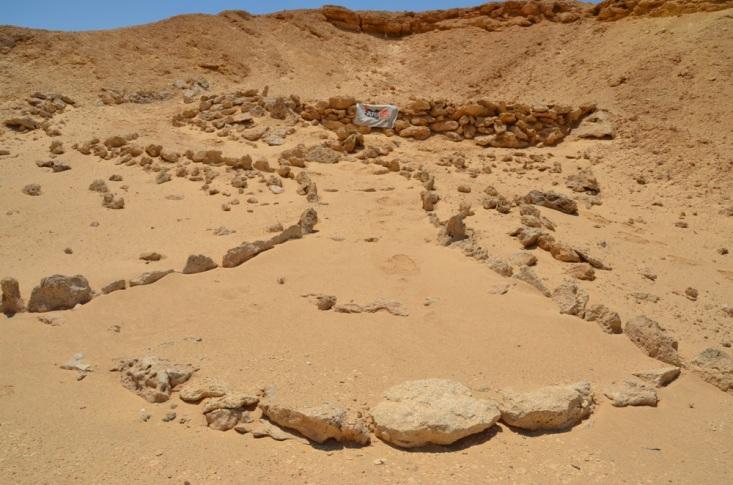 Anche se il tempo e il deserto hanno dato I loro tributo, l insieme è ancora ben identificabile.