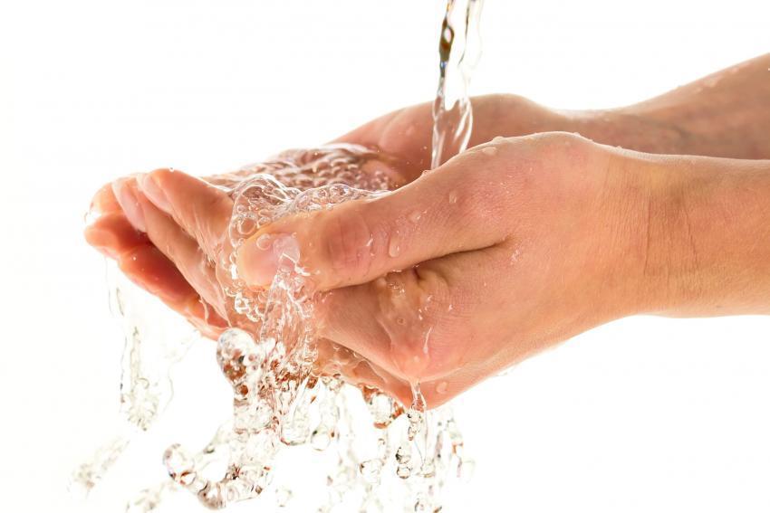 Daily care Igiene: Lavarsi le mani prima di mangiare. Disinfettare quotidianamente la pelle della persona con paralisi cerebrale infantile, per prevenire infezioni.