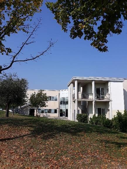 In seguito alla scuola viene assegnata, in via provvisoria, la sede di via Montecroce.