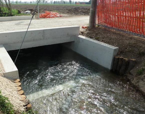 sponda sinistra di un tratto di circa 100 metri in via San Francesco a Nove (FOTO 6); - ROGGIA MONEGHINA, demolizione vecchio ponte che costituiva ostacolo al flusso delle acque e ricostruzione