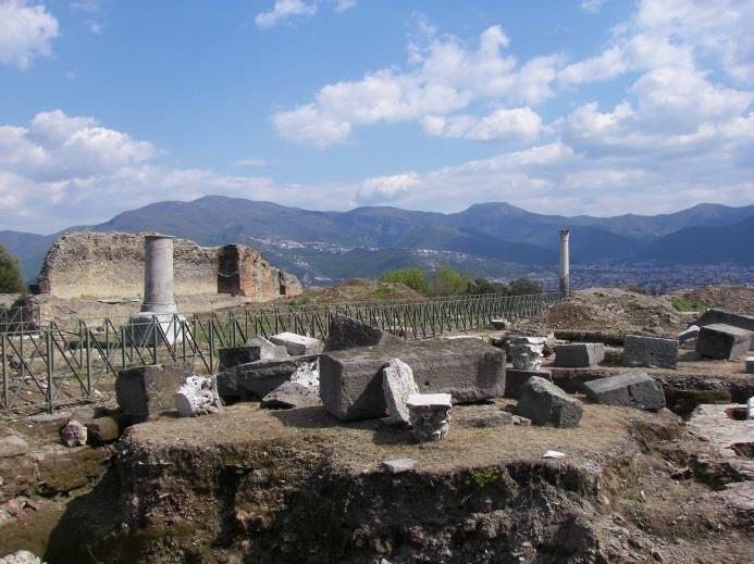 Pompei Famosi a livello planetario, gli scavi di Pompei sono l unico sito archeologico al mondo in grado di restituire al visitatore un centro abitato romano, la cui vita è rimasta ferma ad una