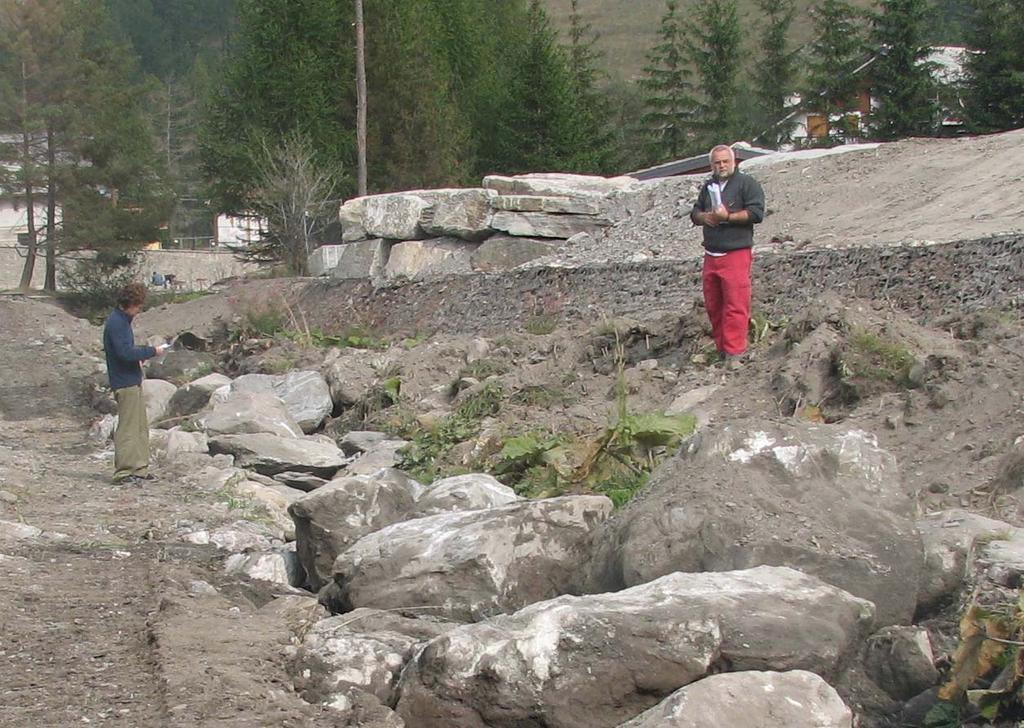 Il rilievo deve essere condotto percorrendo a piedi il tratto di corso d acqua da rilevare, identificando di