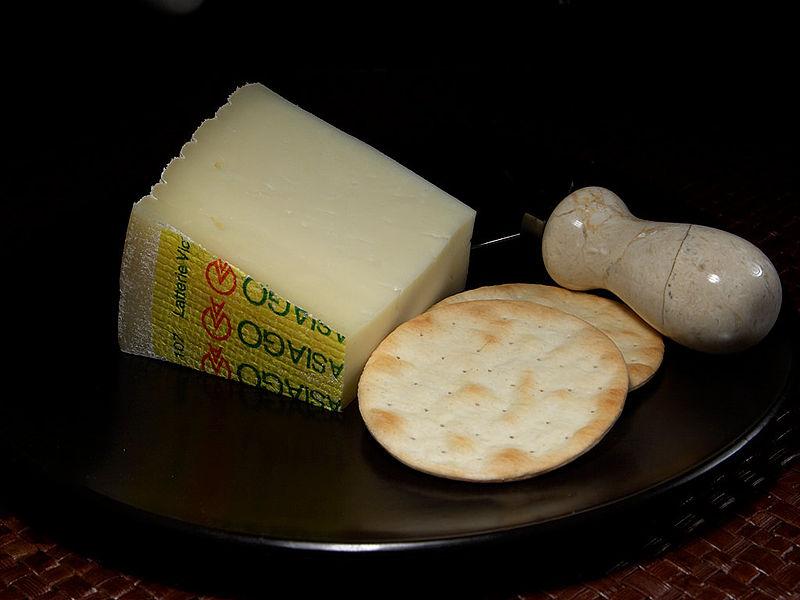 Il taglio della forma ci permette di osservare oltre alla pasta lo strato sottostante la crosta, che si chiama sottocrosta o unghia del formaggio.