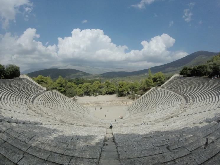 IL TEATRO - Pericle incoraggiò le rappresentazioni tragiche, perché avevano un alto valore educativo : «la tragedia suscitando pietà e terrore, produce nello spettatore la purificazione dei