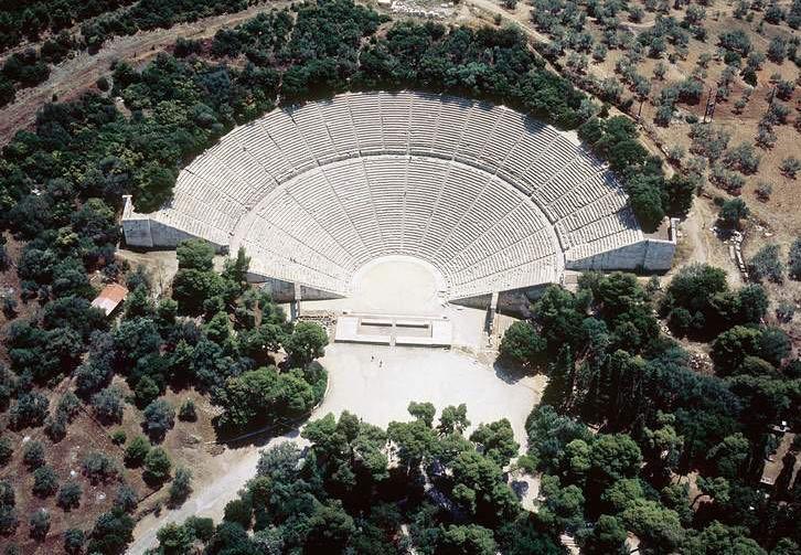 inclinata Cavea (pubblico) - Forma semicircolare, perché la cavea appoggia su una collina (limite costruttivo) - Cavea = gradinata divisa in settori da corridoi convergenti x afflusso/deflusso