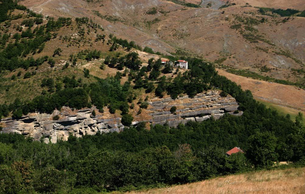 77 Dal paesaggio delle argille scagliose, nella parte alta, a quello della formazione Marnoso- Arenacea