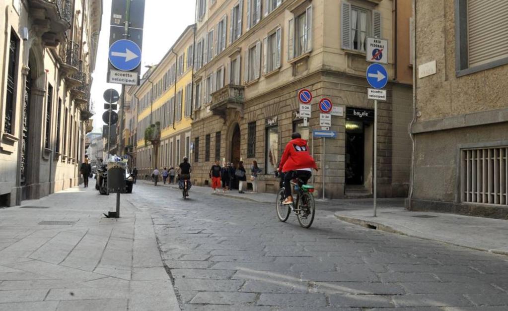 Strada a doppio senso limitato alle biciclette In Italia si può fare La soluzione del doppio senso limitato alle biciclette consiste nel regolamentare una