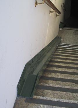 ATTRAVERSAMENTI SFALSATI Un dislivello si può superare tramite rampe, scale o mezzi