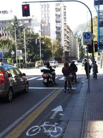 ATTRAVERSAMENTI SEMAFORIZZATI 1_pista con lanterne I velocipedi devono attraversare sugli attraversamenti ciclabili che, ai sensi dell art.135 c.