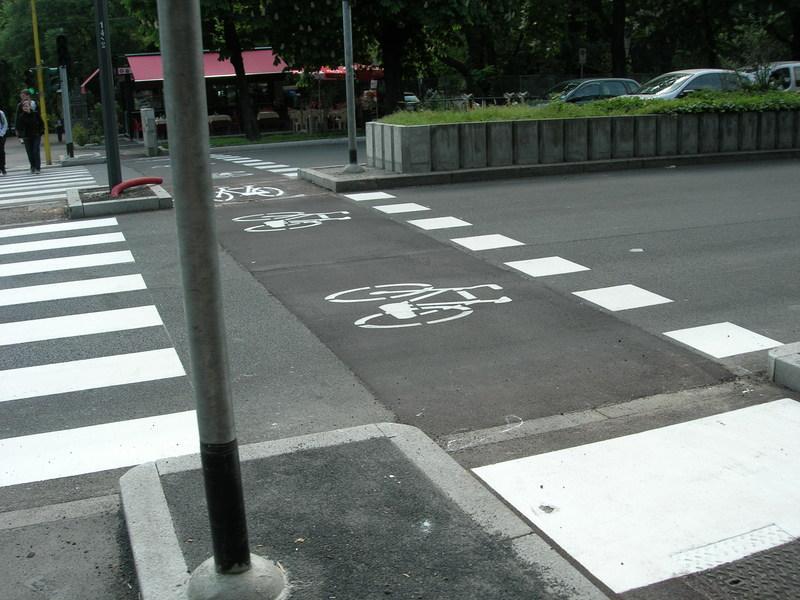 Sugli attraversamenti ciclabili può essere tracciato il segnale di pista ciclabile (fig.