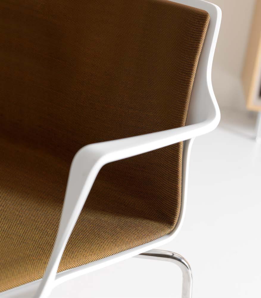 Molteplici tipologie di rivestimenti e svariati colori a disposizione permettono di personalizzare le sedute coordinandole con gli altri elementi di arredo.