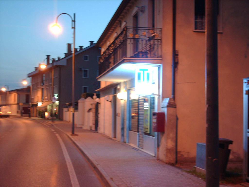 Esistono, altresì, insegne con LED a vista (vedi foto) di recente immissione sul mercato; oltre a richiederne la conformità al limite dei 4500 lumen, va accertato che non provochino abbagliamento.