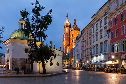 Cracovia in passato è stata capitale della Polonia: la Città Vecchia è circondata dal Planty, il parco costruito lungo le mura; la Piazza del Mercato è una delle più grandi piazze d Europa, i cui