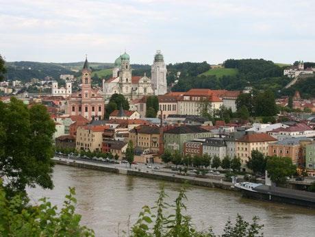 BUDAPEST Nata a fine ottocento dall unificazione di Pest, Buda e Obuda, Budapest capitale dell Ungheria, è una delle più belle città del mondo attraversata dal Danubio che la separa dalla pianura