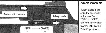 TIRARE 25. Quando ricevete la balestra, il meccanismo anti tiro a vuoto è nella posizione ON e la sicura nella posizione FIRE.