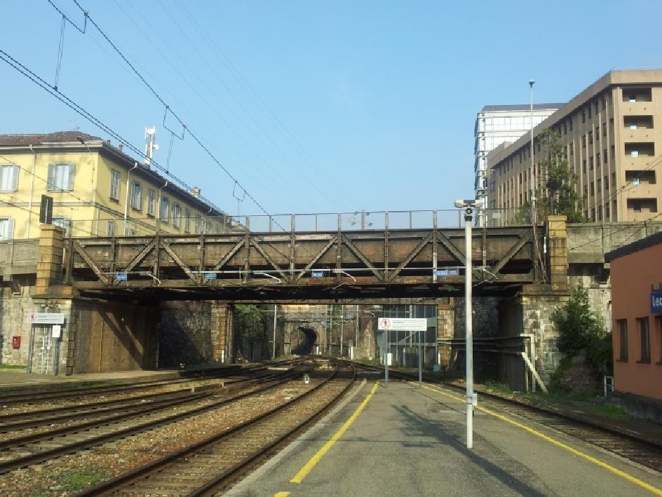 La costruzione del cavalca ferrovia Badoni risale al 1927 ad opera delle Officine Badoni, che proprio in Lecco avevano la sede.