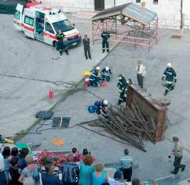 Tantissime persone hanno assistito alle manovre dei Vigili del Fuoco Volontari della Vallagarina, svoltasi sul piazzale della chiesa di Ronzo Chienis in collaborazione con la CRI di Rovereto.