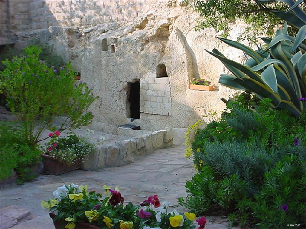 Nei pressi di questa altura a forma di teschio vi è una tomba scavata nella roccia (chiamata oggi Tomba del Giardino) e quindi Gordon identificò appunto questo luogo con la tomba di Cristo.