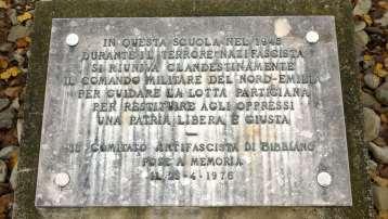 In Ricordo delle riunioni partigiane svolte in questo luogo Inaugurata il 25 aprile 1976 e commissionata dal Comitato antifascista di, la lapide in marmo bianco presenta l'epigrafe in rilievo e fermi