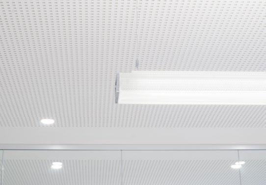 Sistema radiante acustico a soffitto (Fonte: Eurotherm) È stata effettuata una riqualificazione degli uffici ubicati all interno