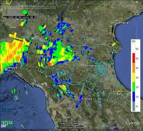 Attorno alle 09:30 UTC, un sistema organizzato, in movimento verso sud-ovest, entra in