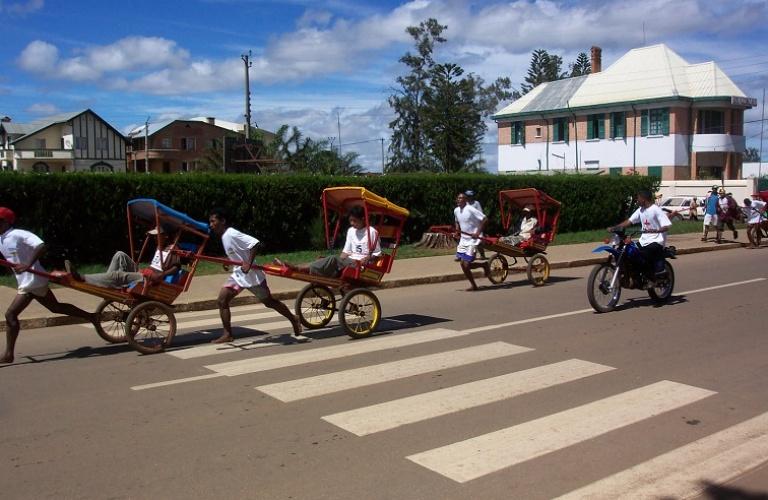 Proseguimento poi verso Antsirabe, la ville d eau importante centro agricolo ed industriale.