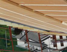 Da sinistra, la coibentazione in fibra di legno a strati incrociati della copertura, la sigillatura per la tenuta all aria tra gli elementi opachi del tetto e delle pareti e i 24 cm dell isolamento