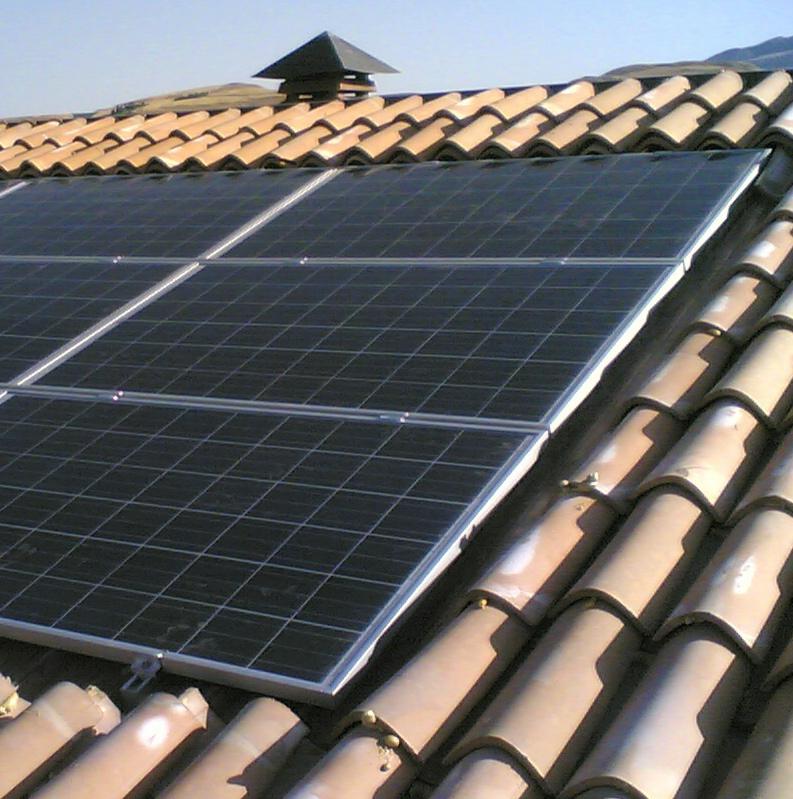 rinnovabile : IL SOLE. Il solare termico utilizza l energia solare raccolta da un collettore solare per il riscaldamento di un fluido (per es. acqua).