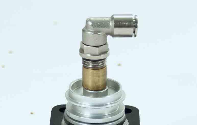 14 8 1/4 14 15,5 14 11 23 22 3121 RR 11 10 14 10 1/4 16 20 18 11 25,5 25 Gomito cilindrico girevole - BSP swivel elbow Codice / Code rticolo / rticle Ø