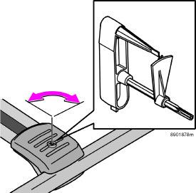 Avviamento e guida Coperchio del portapacchi Usare opportunamente il piolo terminale della chiave dinamometrica (vedere l illustrazione) o la chiave di accensione dell auto per staccare o fissare il